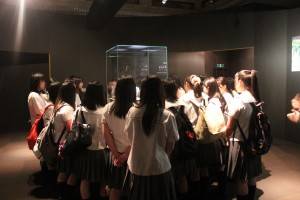 翠玉白菜を参観する学生ら