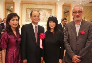 駐日代表沈斯淳伉儷（左１、２）和台裔演員余貴美子及其夫婿（右２、１）合影