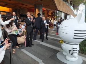 吉祥物「虎之門」前擠滿拍照的民眾
