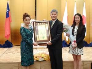 海外台商旅行社董事長吳松柏贈紀念品