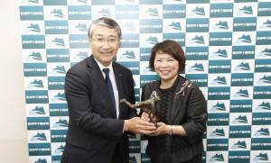 嘉義市長黃敏惠（右）致贈ＫＡＮＯ投手吳明捷雕像給甲子園歷史館館長田中計久（照片提供：嘉義市政府）