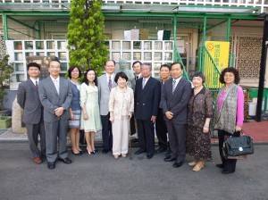 教育部政務次長黃碧端（左６）一行人在橫濱中華學院校內合影