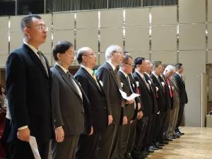 歷代名譽會長、張會長及理監事齊唱國歌與校歌