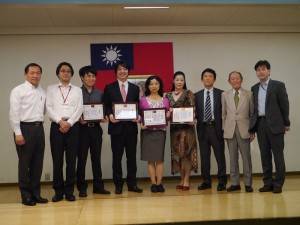 橫濱中華學院校長馮彥國(左1)和歌劇《梧桐雨》演出者等人合影