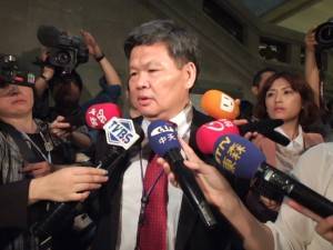 駐日代表處新聞組組長許國禎被台灣媒體包圍，針對這次日方文宣品未標「國立」字樣一事，解說最新狀況並表示代表處將依外交部指示和日方交涉
