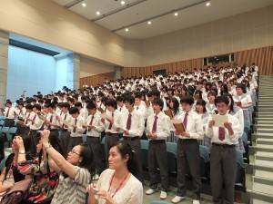 全場約４５０位高中１年級生也起立加入合唱，場面令人感動