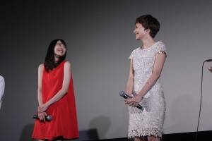 主演の黒川芽以とテレサ・チー