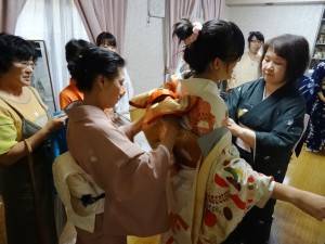浜田老師為同學穿著和服