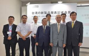 駐日代表處副代表余吉政（第一排右２）及電電公會副理事長歐正明（右３），和與會的台灣企業代表合影