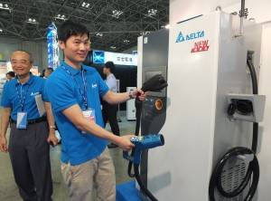台達展出受注目的ＣＨＡｄｅＭＯ／ＳＡＥ　Ｃｏｍｂｏ雙規格電動車直流快速充電機