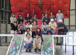 柳美和與台灣日本的三所藝術大學學生，以及橫濱市民助手合影