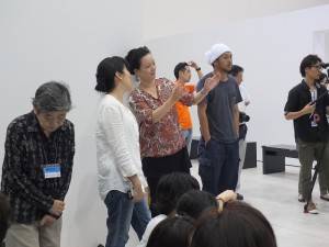 日本知名藝術家柳美和（左３）比劃著舞台車的外型