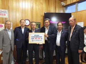 世總名譽總會長盧起箴（右２）和日本中華聯合總會名譽總會長劉東光（右３）分別捐贈５０萬日幣和３０萬日幣給名取市（圖左起為：宮崎縣日台親善協會會長相澤光哉、立法委員詹凱臣、名取市市長佐佐木一十郎，右１為中南美洲台商總會名譽總會長呂偉銘）