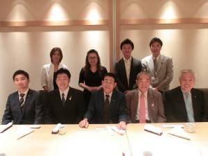 東京台湾商工会議所の銭妙玲会頭らとの集合写真