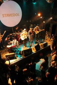 観客は体を音楽に合わせて揺らしながらSTAYCOOLのゆったりとした心地良いメロディーに聴き入った