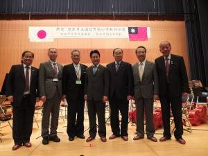 左起為世總名譽總會長盧起箴、聖和學園高等學校校長戶井秀一、聖和學園理事長鈴木繁雄、參議員和田政宗、立法委員詹凱臣、駐日代表處教育組組長林文通及中南美洲台商總會名譽總會長呂偉銘