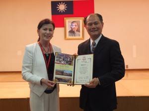 ＡＣＣ執行長陳阡蕙（左）致贈感謝狀給駐橫濱辦事處處長粘信士