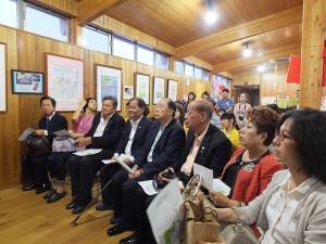 參訪團一行人在名取市閖上地區，聽取關於３１１震災時的情形