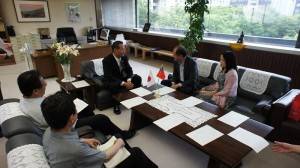 粘信士一行人拜會靜岡縣副知事大須賀淑郎