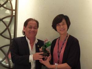 為感謝世總的協助，國語實小校長楊美伶也致贈紀念品給世總名譽總會長盧起箴（左）
