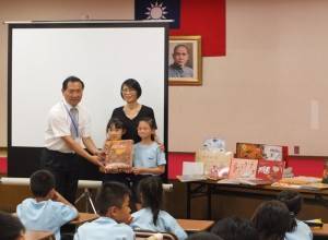 周美青贈送圖書給橫濱中華學院(左1為校長馮彥國)