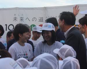 仲良く会話する３人。左から石川佳純選手、謝依旻女流棋士、台北駐日経済文化代表処・徐瑞湖副代表
