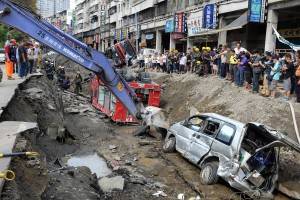 爆発事故の影響で道路は広範囲にめくれ上がった(写真提供:中央社)