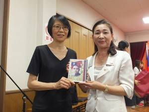 橫濱華僑總會會長施梨鵬(右)贈送百年國慶活動DVD給周美青
