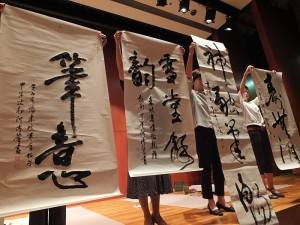 記者會上，故宮副院長何傳馨和東博副館長島谷弘幸兩人揮毫表演