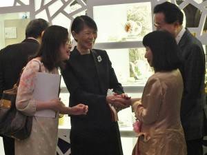 周美青與日本前首相鳩山由紀夫及其夫人相談甚歡