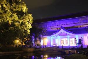 会場のライトアップされた東京国立博物館