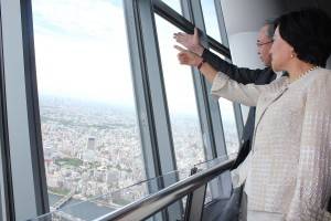 101・宋文琪社長はスカイツリー・伊藤正明社長の案内でスカイツリー350メートル地点の展望台を視察