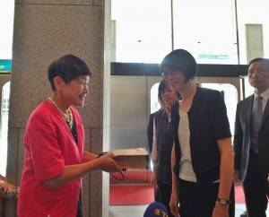 昭和女子大學校長坂東真理子（左）特別到場迎接總統夫人周美青的到訪