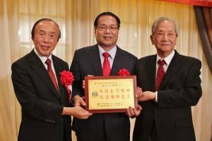右起為會長邱央棟、台灣大學國際客家學術文化交流參訪團團長邱榮舉及日本國際客家文化學會名譽會長鍾清漢，互贈感謝狀