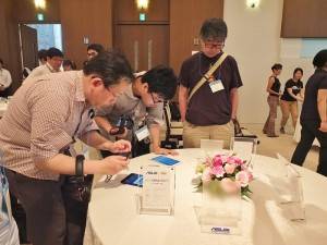 有不少日本媒體在現場試用新機