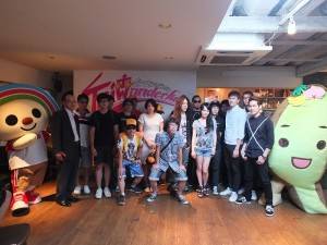 台灣４組樂團代表和吉祥物Ｏｐｅｎ小將、台灣達一起炒熱活動