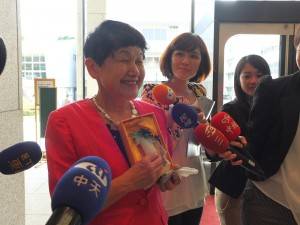 坂東開心地說會將周美青贈送的翠玉白菜複製品放在自己的辦公室