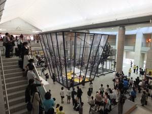 橫濱美術館內放置大型藝術垃圾箱,展場期間歡迎大家將自己失敗的作品拿來丟棄