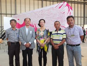 左起為:雲林縣政府文化處處長劉銓芝、駐橫濱辦事處處長粘信士、日本藝術家柳美和、吉大笙業工程老闆張吉泉及台灣攝影家沈昭良