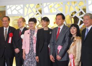 左起為眾議員藤井孝男、東博館長錢谷真美、故宮院長馮明珠、總統夫人周美青、日本前首相鳩山由紀夫伉儷及僑委會委員長陳士魁
