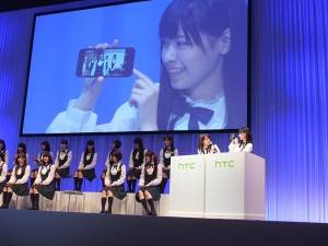 乃木坂46成員現場示範手機功能