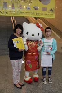 ３０万人到達セレモニーにて。左から岸順子さん、ハローキティ、岸理香子さん
