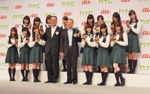乃木坂46成員和HTC執行長周永明(前排右4)和KDDI社長田中孝司(前排右5)同台推銷第2代蝴蝶機