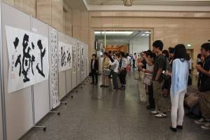 揮毫会後、作品は当日限定でロビーに飾られた