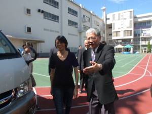 僑務委員長陳士魁(右)引導總統夫人周美青到場