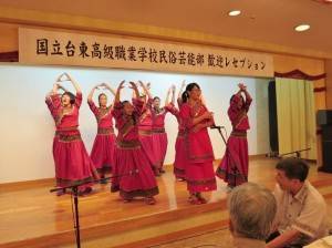 台東商職學生表演原住民舞蹈