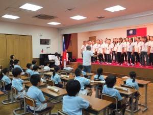 台下小朋友認真聆聽合唱團的演唱