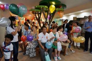 ７月２７日佳音英語東京分校開幕，有許多家長帶著小朋友到場