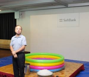 軟體銀行社長孫正義今天一早在公司回應鴻海郭董的點名，接受冰桶挑戰