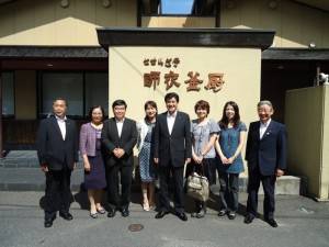 美禰市市長村田弘司（右４）設宴招待駐處一行人